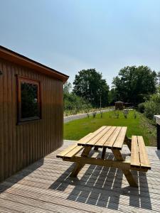 Fotografie z fotogalerie ubytování La Feuille - Cabane isolée avec vue sur étang, terrasse privée & pêche v destinaci Roye + 9 fotografií