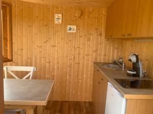 Kuchyň nebo kuchyňský kout v ubytování La Feuille - Cabane isolée avec vue sur étang, terrasse privée & pêche