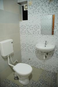 une salle de bain avec toilettes et lavabo dans l'établissement Dormer Stay, à Kozhikode 14 autres photos