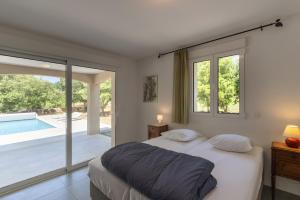 Postel nebo postele na pokoji v ubytování Villa La Barbière + 20 fotografií