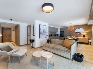 Posedenie v ubytovaní Appartement neuf avec terrasse, 2 chambres près des pistes, sauna, hammam, salle de sport, parking - FR-1-569-57
