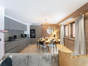 Kuchyňa alebo kuchynka v ubytovaní Appartement neuf avec terrasse, 2 chambres près des pistes, sauna, hammam, salle de sport, parking - FR-1-569-57