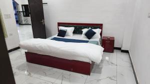 Postel nebo postele na pokoji v ubytování Corbett Blue Bird + 9 fotografií