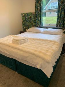 En eller flere senge i et værelse på Inchmarlo Villa 29 Banchory