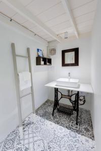 een badkamer met een wastafel en een tafel bij Non Inn The Barber King and Twin Rooms with Vintage Charm and Unique Design near Riverside and ICONSIAM in Bang Rak