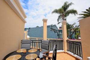 un patio avec deux chaises et une table sur un balcon dans l'établissement Apartamento Sebastian, à Adeje