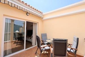 une salle à manger avec une table et des chaises dans l'établissement Apartamento Sebastian, à Adeje