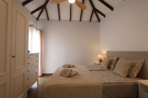 une chambre avec un grand lit avec deux oreillers dessus dans l'établissement Apartamento Sebastian, à Adeje