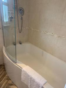 Et badeværelse på Inchmarlo Villa 29 Banchory