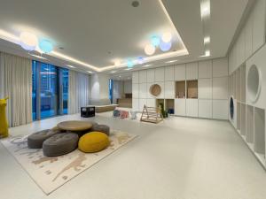 un ampio soggiorno con oggetti grigi e gialli sul pavimento di Spacious, Modern Chic 2 BDR Apartment in Prime Downtown Location a Dubai