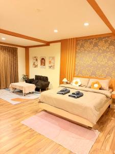 a bedroom with a large bed and a living room at VONLUCK-Wonnapha Beach in Ban Bang Saen (1)