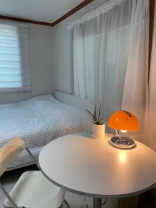 Postel nebo postele na pokoji v ubytování Quiet and spacious 1-bedroom apt in Gangnam