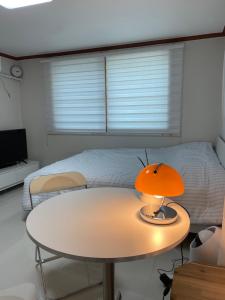 Postel nebo postele na pokoji v ubytování Quiet and spacious 1-bedroom apt in Gangnam