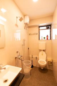 une salle de bain avec toilettes et lavabo dans l'établissement Breezy, Bright, Upper Floor 2bhk nr BKC & Airport, à Mumbai