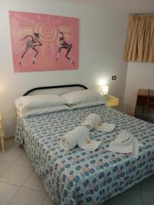 Una cama o camas en una habitación de Nadir