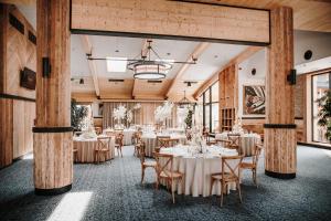 Reštaurácia alebo iné gastronomické zariadenie v ubytovaní Hotel Bania Thermal & Ski