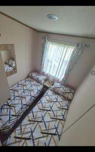 Voodi või voodid majutusasutuse Private Caravan Ty Mawr Holiday Park toas +21 fotot