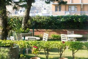 Aed väljaspool majutusasutust Swayambhu View Guest House