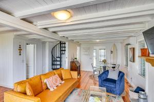 ポーツマスにあるCoastal Portsmouth Home with Bay Access Near Newportのソファとテーブルのあるリビングルーム