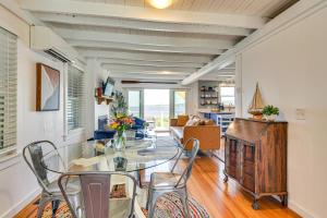 ポーツマスにあるCoastal Portsmouth Home with Bay Access Near Newportのガラスのテーブルと椅子のあるリビングルーム +22枚の写真