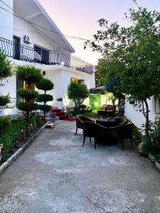 Сад в Artists Guest House