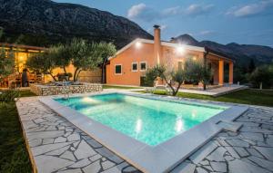 VrijaciにあるVilla Marija Desne by Villas Guideの家の前にプールがある家