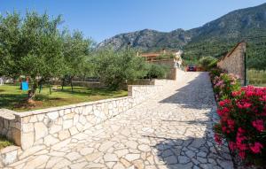 VrijaciにあるVilla Marija Desne by Villas Guideの花石壁石道