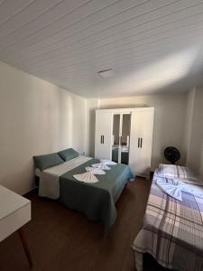une chambre avec deux lits dans une pièce dans l'établissement Casa de temporada Girassol, à Lençóis 15 autres photos
