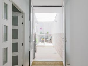 einen Flur mit einer Glastür, die in ein Zimmer führt in der Unterkunft Cubo's Lola Nueva House Town Center in Alhaurín el Grande + 44 Fotos