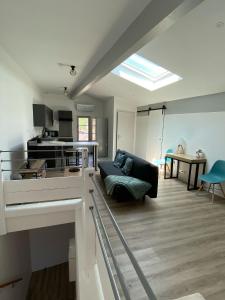 Kuchyň nebo kuchyňský kout v ubytování 3 pièces silencieux plein centre parking clim patio