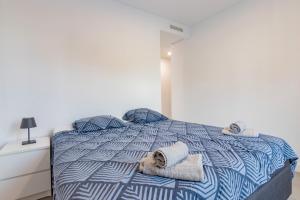 Posteľ alebo postele v izbe v ubytovaní Beachfront Apartment 034