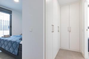 Posteľ alebo postele v izbe v ubytovaní Beachfront Apartment 034