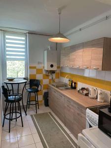 Kuchyňa alebo kuchynka v ubytovaní Digitális Detox Apartman