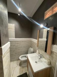 Bilik mandi di Al kawtar Vacation apartment in Mansouria