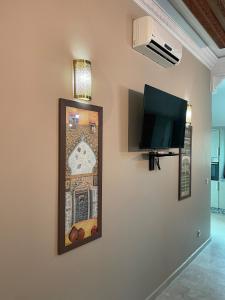 Televisyen dan/atau pusat hiburan di Al kawtar Vacation apartment in Mansouria