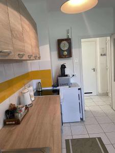 Kuchyňa alebo kuchynka v ubytovaní Digitális Detox Apartman