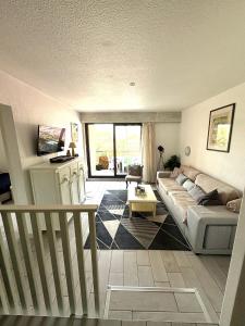 un soggiorno con un divano e un tavolo di Saint Cyprien Golf View 2 bedrooms Apartment , 900 m from the beach a Saint-Cyprien