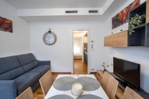 a living room with a couch and a table at L'Alicanto - Bilocale zona centro in Pordenone