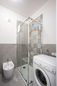 a bathroom with a washing machine and a sink at L'Alicanto - Bilocale zona centro in Pordenone