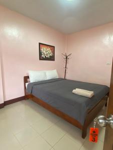 Postel nebo postele na pokoji v ubytování โพธิ์ทองริมทุ่ง Pothong Rimtung Hotel