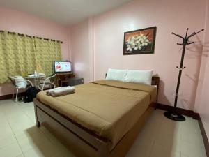 Postel nebo postele na pokoji v ubytování โพธิ์ทองริมทุ่ง Pothong Rimtung Hotel