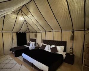 Postel nebo postele na pokoji v ubytování Luxurious Trips Camp