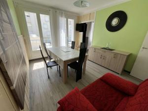 Televízia a/alebo spoločenská miestnosť v ubytovaní Appartement T2 Cabine à 50m de la Plage, Tout Confort, Proche Commerces et Animations ! - FR-1-324A-1