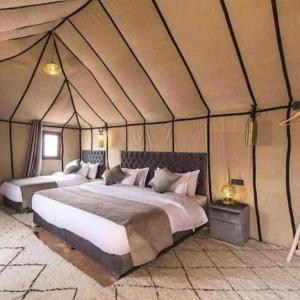 Postel nebo postele na pokoji v ubytování Luxurious Trips Camp