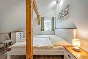 Posteľ alebo postele v izbe v ubytovaní Chaty Snowflakes v Snowpark Lučivná