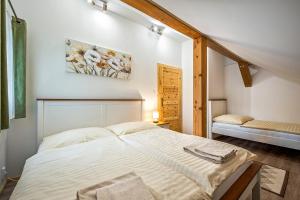Posteľ alebo postele v izbe v ubytovaní Chaty Snowflakes v Snowpark Lučivná