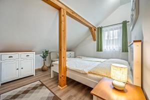 Posteľ alebo postele v izbe v ubytovaní Chaty Snowflakes v Snowpark Lučivná