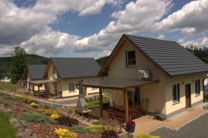 a row of cottages at a resort at Leśna Ostoja in Lubawka