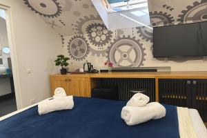 Un televizor și/sau centru de divertisment la Eloom Hotel