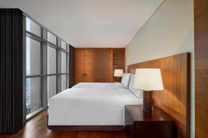 Postel nebo postele na pokoji v ubytování JW Marriott Hotel and Suites Saigon